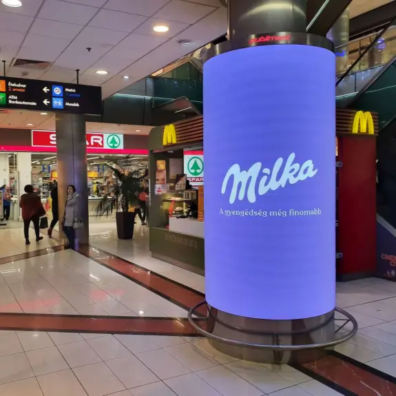 Henger alakú digitális hirdetések három budapesti plázában
