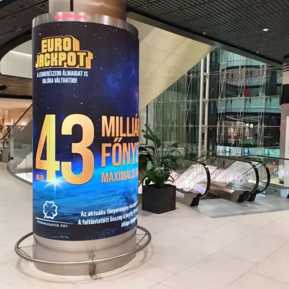 Henger alakú digitális hirdetések három budapesti plázában