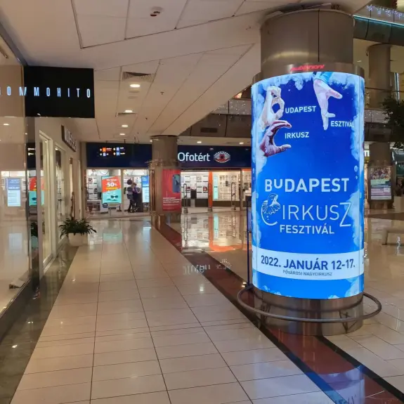Henger alakú digitális hirdetések három budapesti plázában