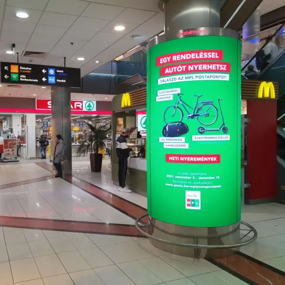 Henger alakú digitális hirdetések három budapesti plázában