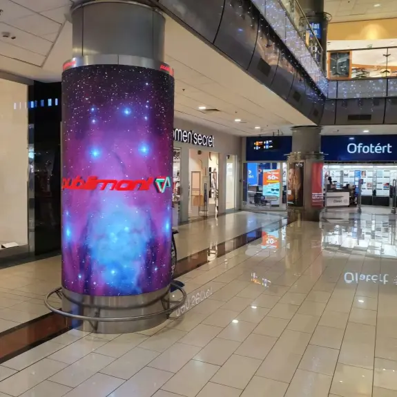 Henger alakú digitális hirdetések három budapesti plázában