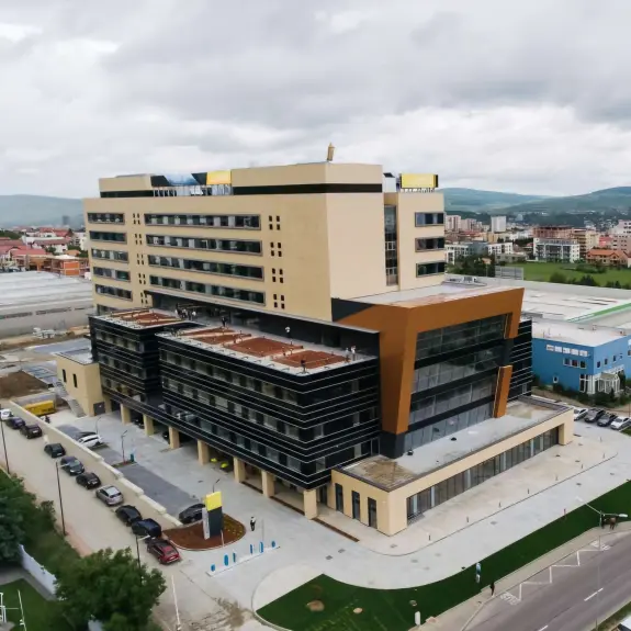 Kültéri LED-fal a Hexagon Offices tetején