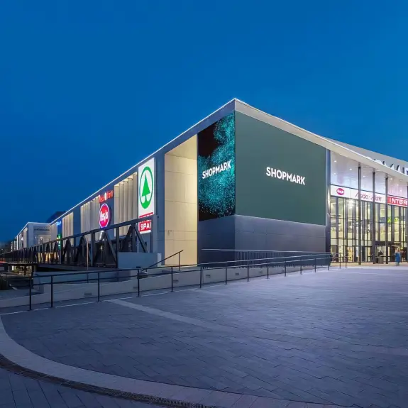 Kültéri sarok LED-fal a Shopmarkon: L-alakú látvány, ami messziről hívogat!