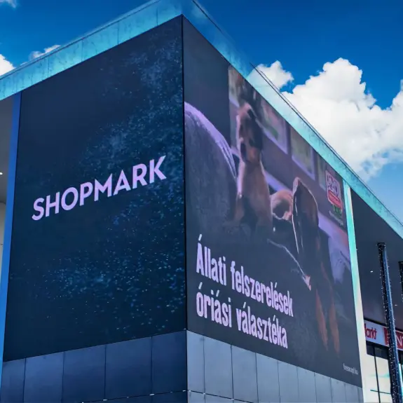 Kültéri sarok LED-fal a Shopmarkon: L-alakú látvány, ami messziről hívogat!