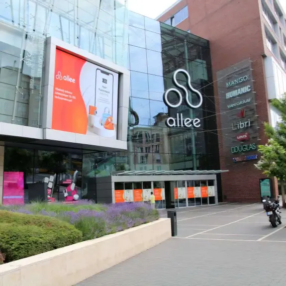 Élesebb kép, távoli vezérlés: kültéri és beltéri LED-falak cseréje az Allee-ban