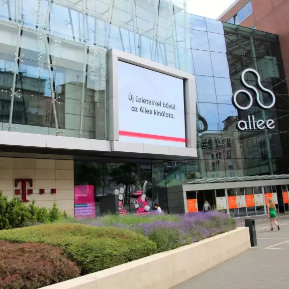 Élesebb kép, távoli vezérlés: Kültéri és beltéri LED-falak cseréje az Allee Bevásárlóközpontban