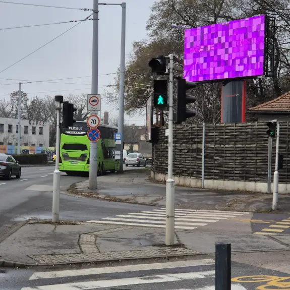 Óriásplakát a 21. Századból: Dinamikus, időjárásálló LED-billboard a Publimont Kft.-nek