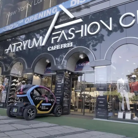 LED-poszterek a Nyugati téri Atryum Fashion City-ben