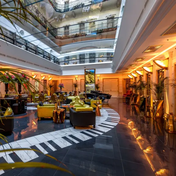 Luxus és innováció: egyedi, hajlított LED-kijelző az Aria Hotel Budapest szívében