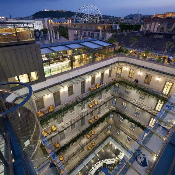 Luxus és innováció: egyedi, hajlított LED-kijelző az Aria Hotel Budapest szívében