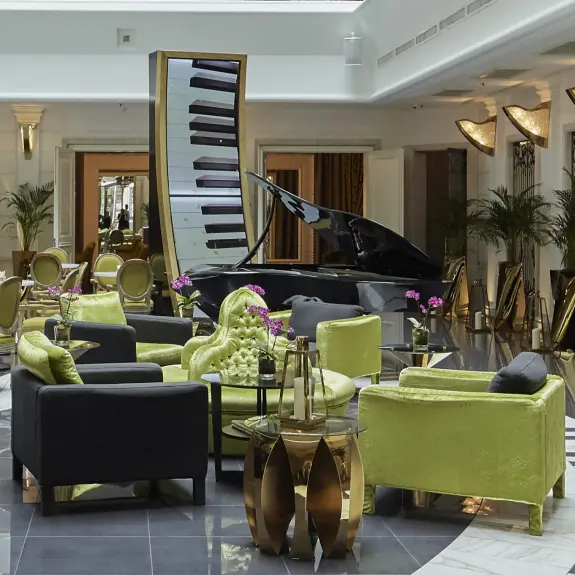 Luxus és innováció: egyedi, hajlított LED-kijelző az Aria Hotel Budapest szívében